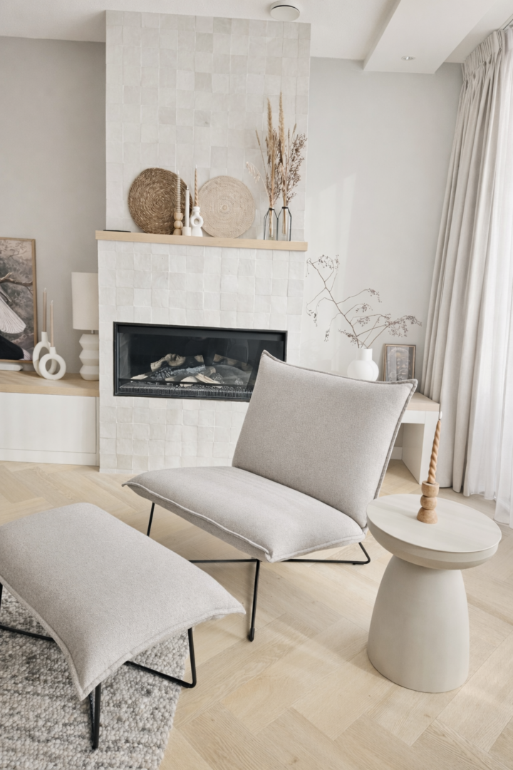 Gedeelte woonkamer met haard fijner thuis